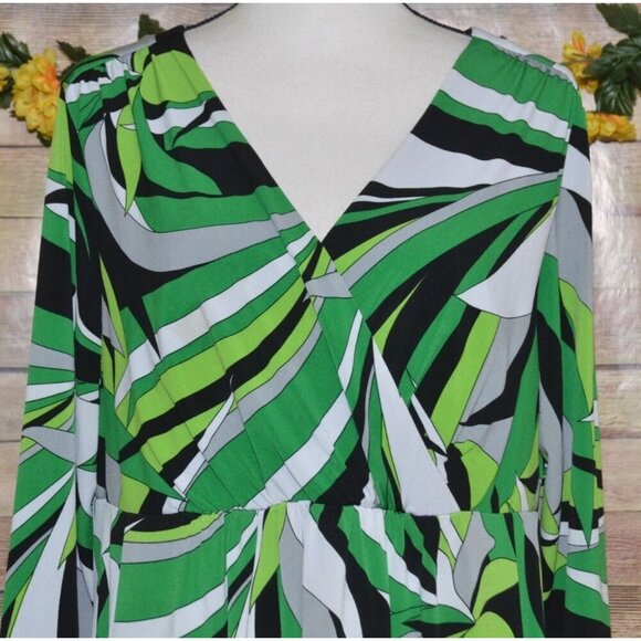 Tiana B. Green Abstract Pattern Faux Wrap Tunic Blouse Size 1X Stretch Pockets - Picture 2 of 9